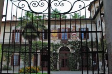 La villa ed il cortile visti dal cancello