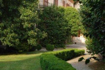La passeggiata che s'inoltra nel verde.