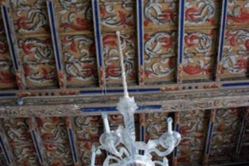 Particolare di uno dei soffitti di Villa Soranzo, arricchito dal lampadario in vetro di Murano